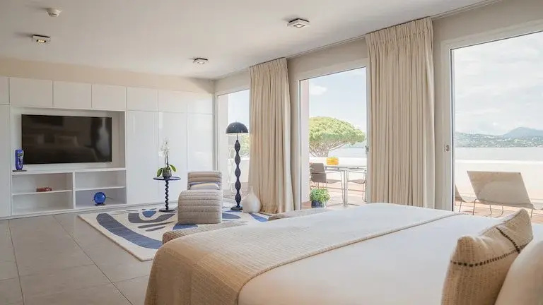 Double White Sea Suite (full double bed)