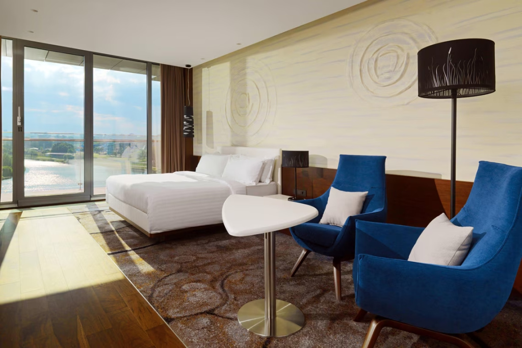 Люкс Premium с балконом и с видом на реку в Minsk Marriott Hotel