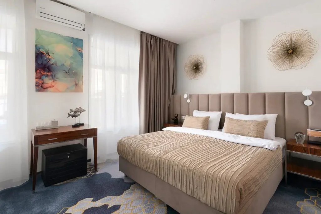 V Hotel&Rooftop Lounge Hotel Room Type - Deluxe Double room full double bed