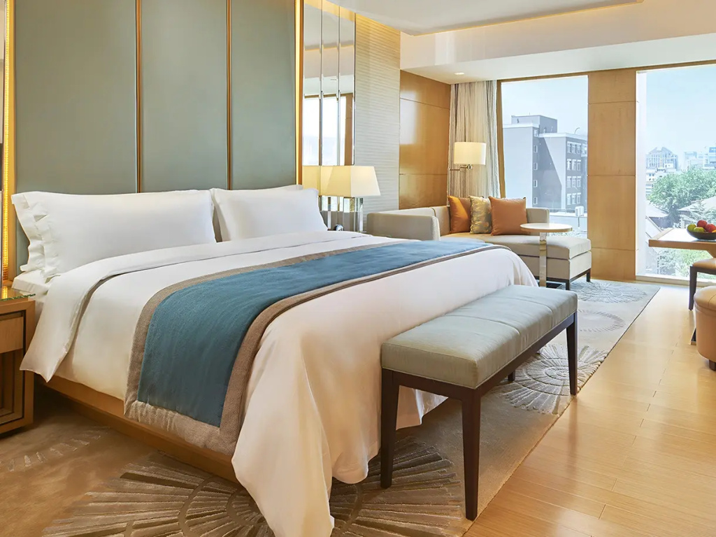 Pacific Double Club room (full double bed)