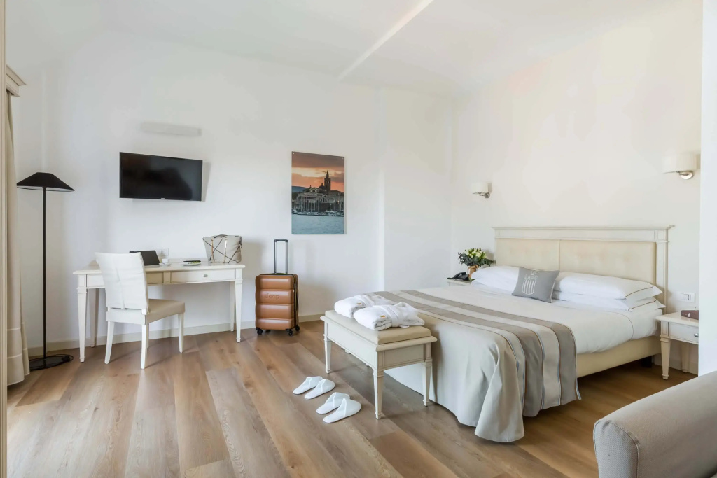 Double Junior Suite with balcony (full double bed)