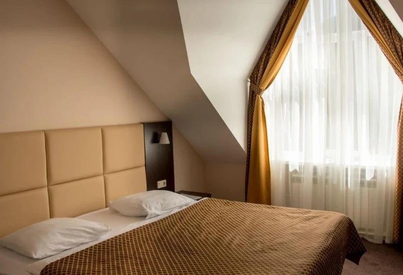 Двухместный номер Comfort 4 этаж Мансарда двуспальная кровать в Энергетик