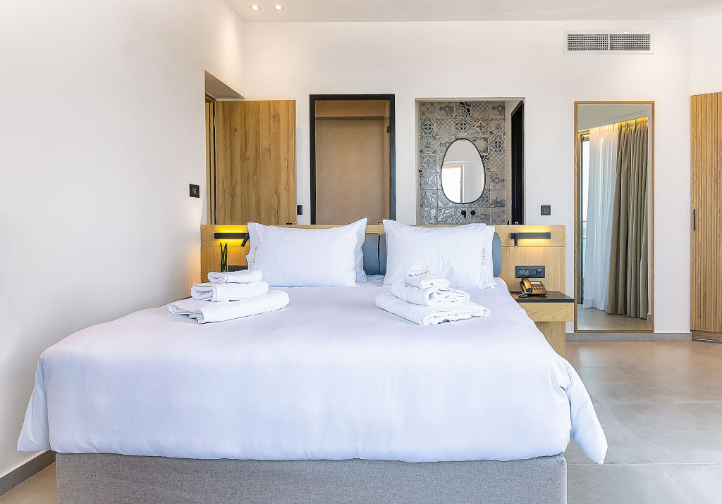 Superior Double Suite with sea view (full double bed)