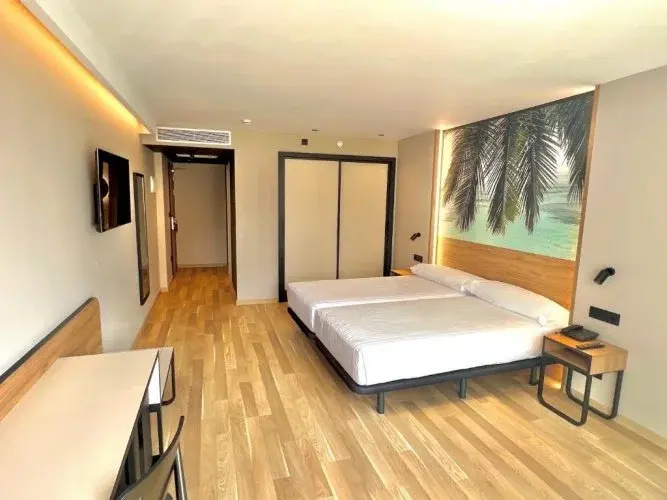 Double room with balcony (full double bed)
