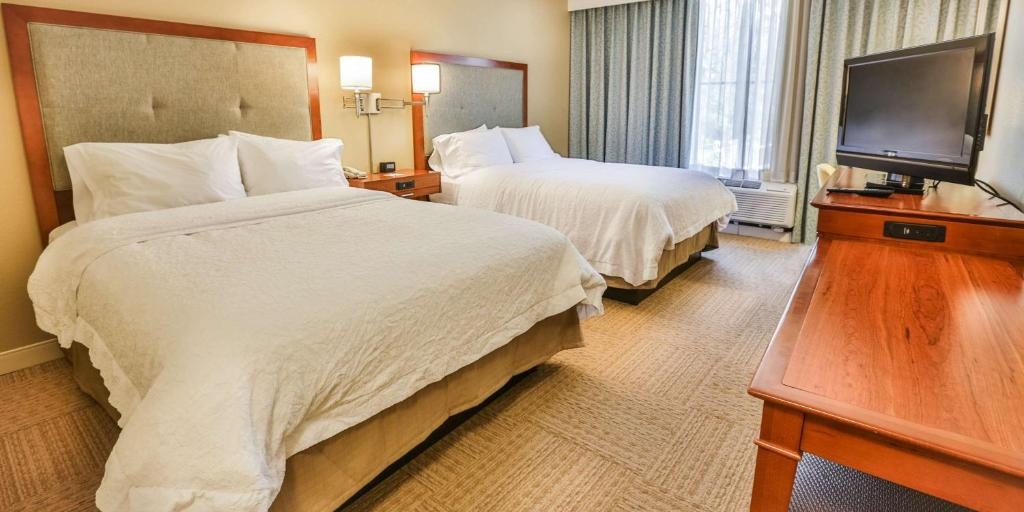 Hampton Inn Charleston - Daniel Island Room Type - 1 KING W DRINKS-SNACKS Hampton Inn Charleston - Daniel Island Room Type - 1 KING W DRINKS-SNACKS