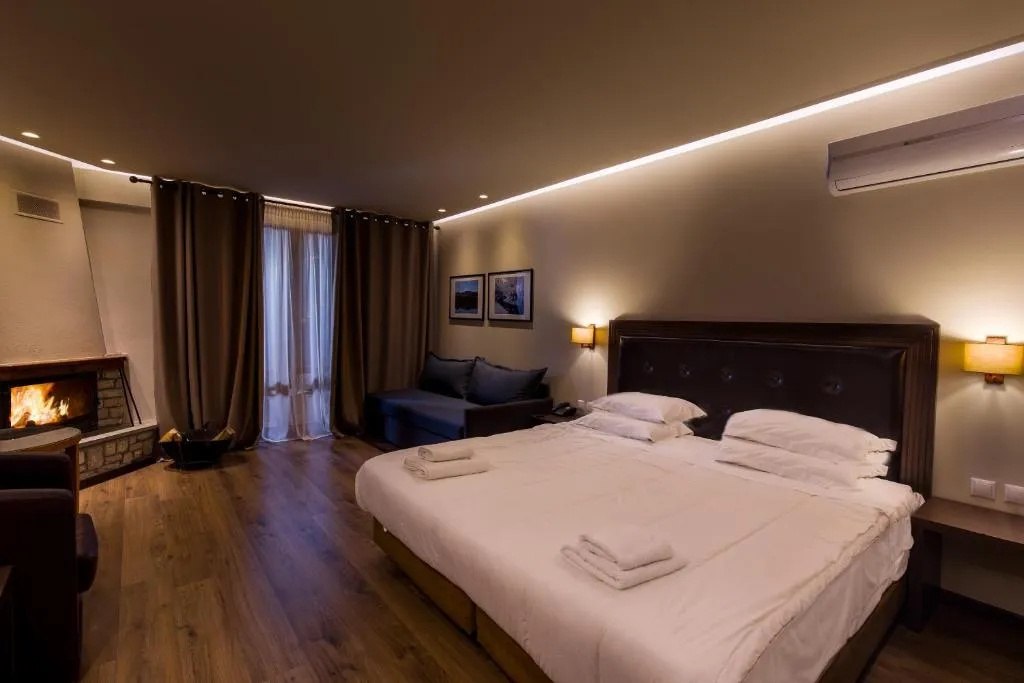 Superior Double room with lake view and fireplace (full double bed)