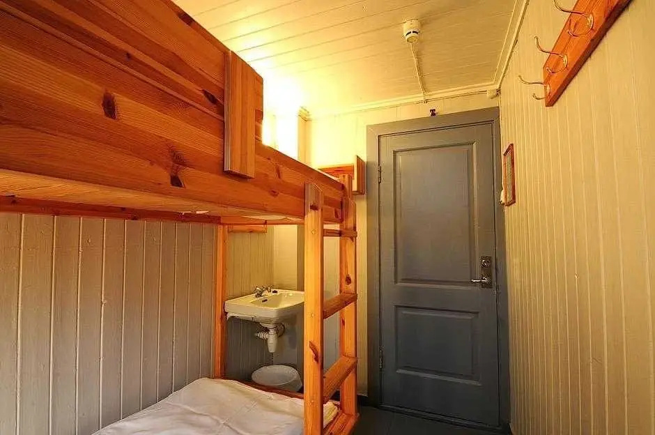Smaller Preikestolhytta room