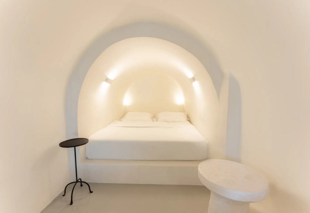 Petite Cave with Outdoor Hot Tub Double Suite with Caldera View (full double bed)