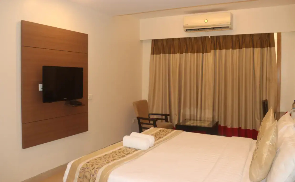 Deluxe Double room with balcony (full double bed)