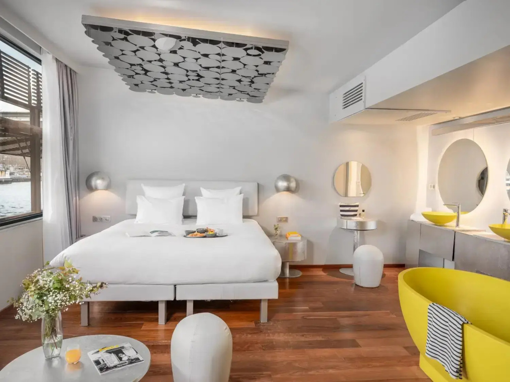 Designer Silver Double Suite with Seine view (full double bed)