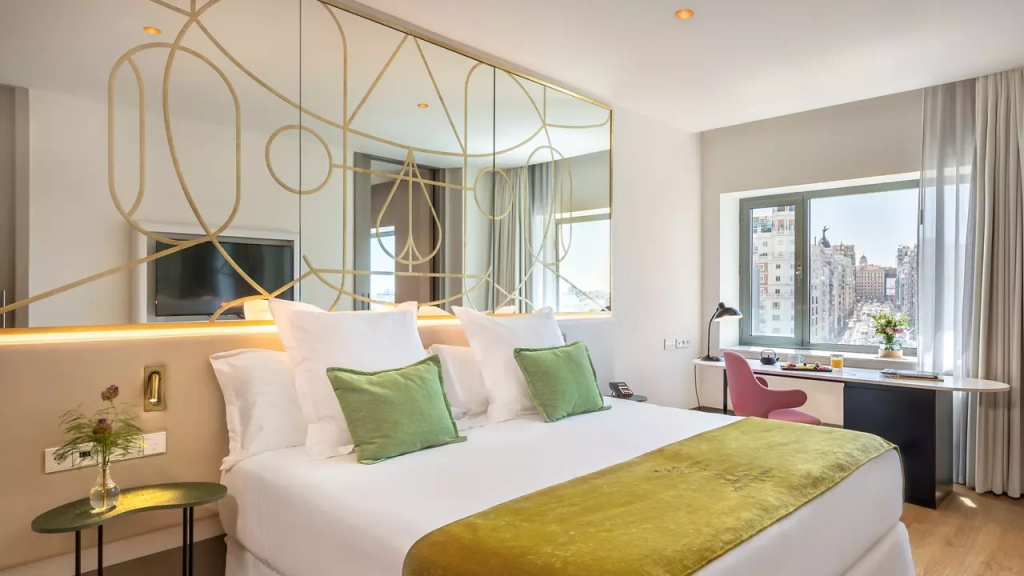 Double Suite with city view (full double bed)