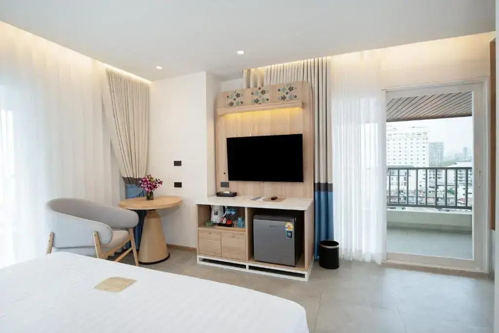 Двухместный номер Deluxe с балконом и с видом на море двуспальная кровать в Jomtien Thani Hotel