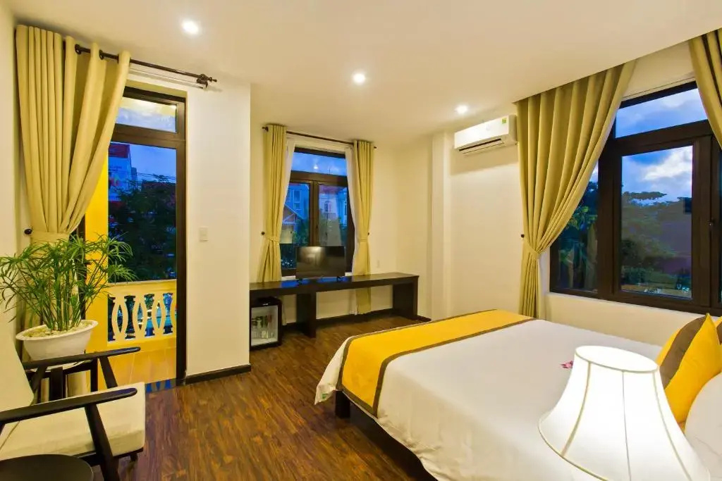 Grand Deluxe Double room with balcony (full double bed)