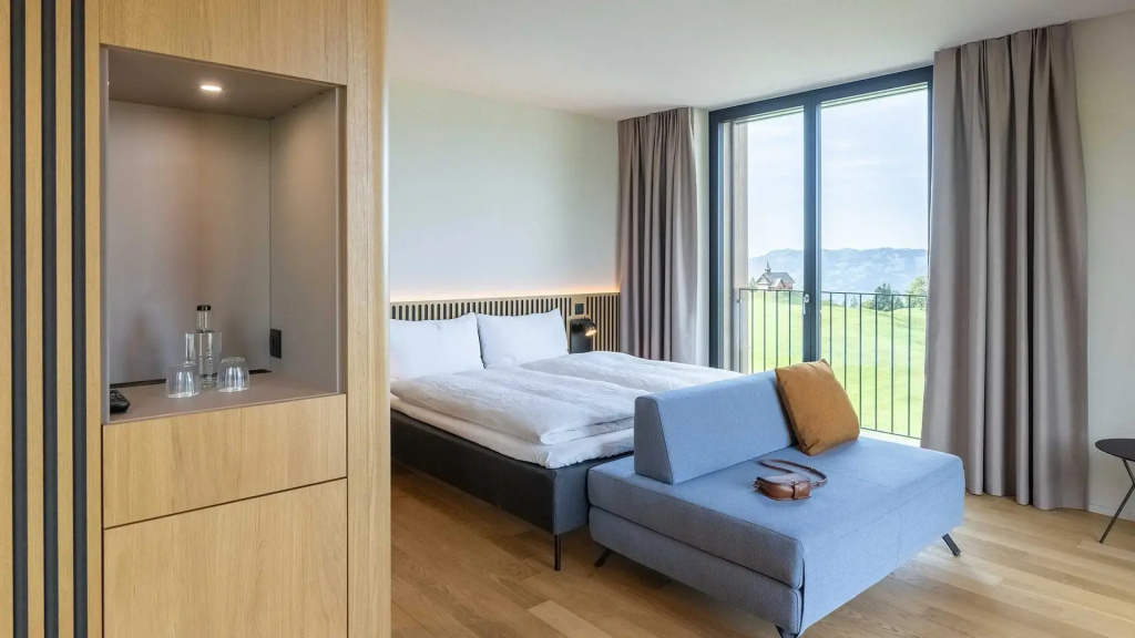 L Top Double room full double bed