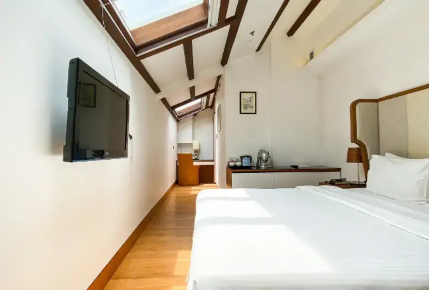 Skylight Double room (full double bed)