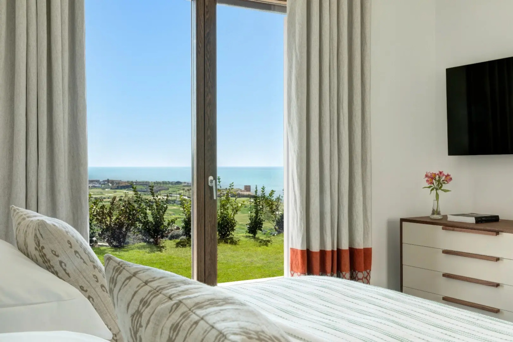 3 Bedrooms Smeraldo Villa seafront