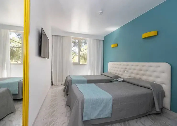 Double Junior Suite with pool view (twin beds)