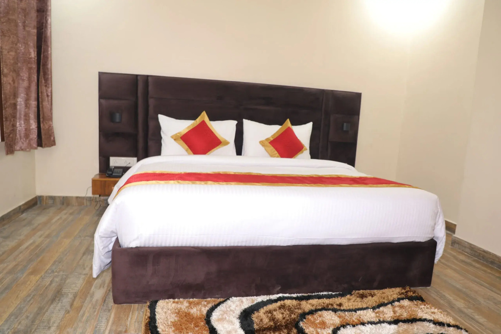 Deluxe Super Double room (full double bed)