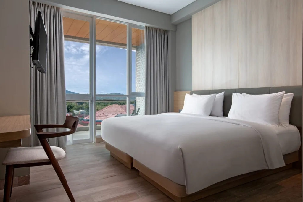 Deluxe Executive Double room with balcony (full double bed)
