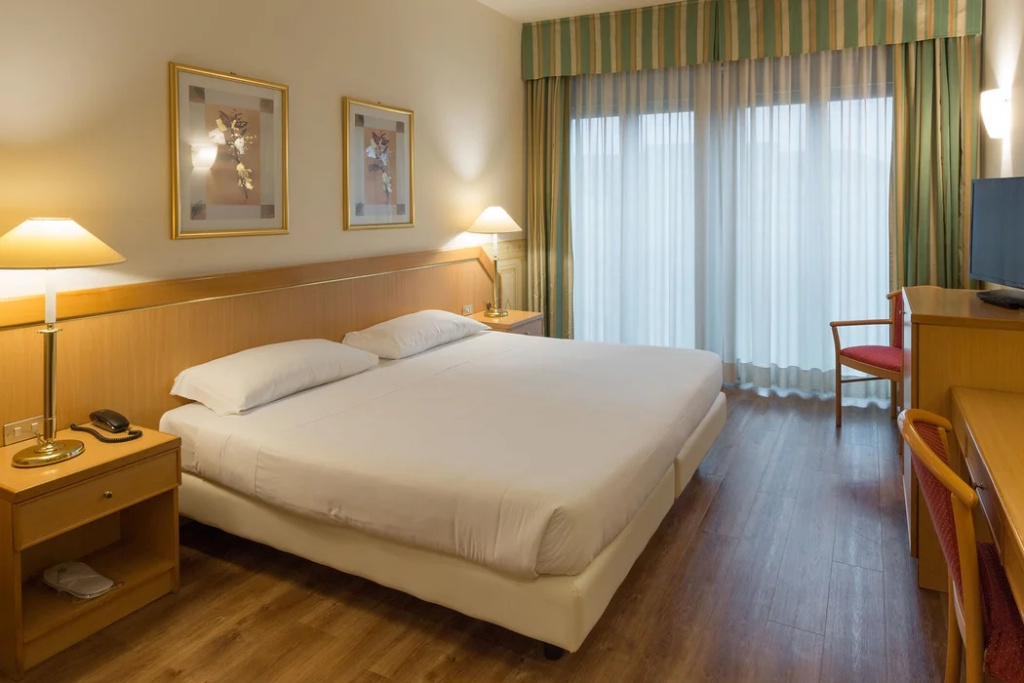 Double room (full double bed)