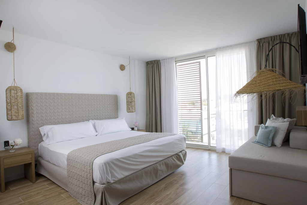 May Privilege Double room with balcony (full double bed)