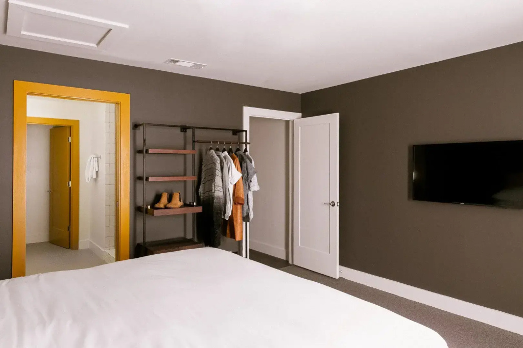3 Bedrooms room