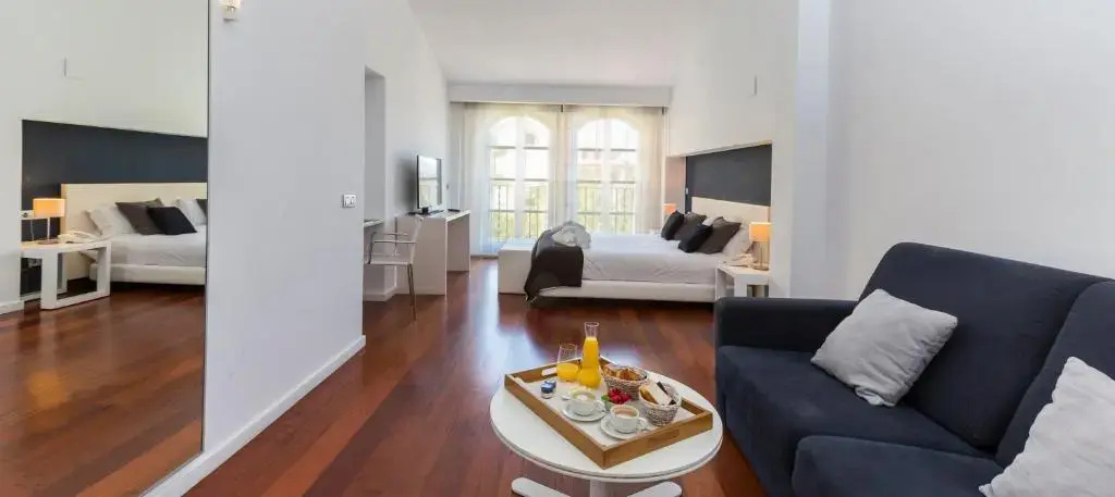 Double Suite (full double bed)