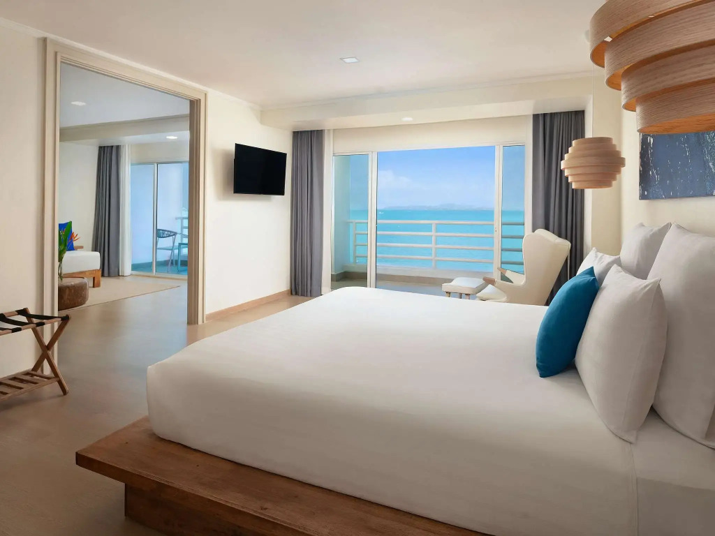 Двухместный люкс G-Suite двуспальная кровать в Отель Pullman Pattaya Hotel G