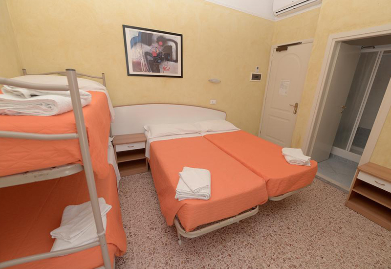 Двухместный семейный номер Standard двухъярусная кровать в Hotel Naica
