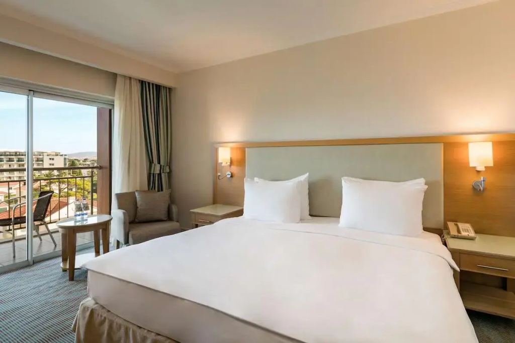 Premium Double room with balcony and with partial sea view (full double bed)