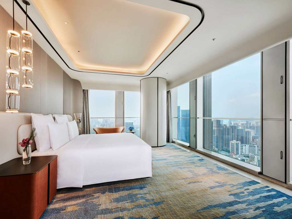 Deluxe Double Lounge Access Skyline View Suite (full double bed)