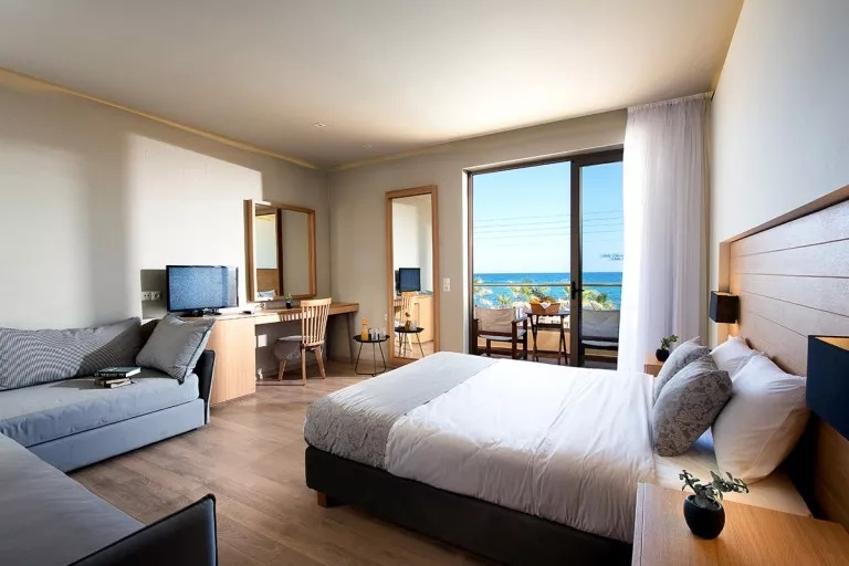 Superior with Sharing Pool Double room with sea view (full double bed)