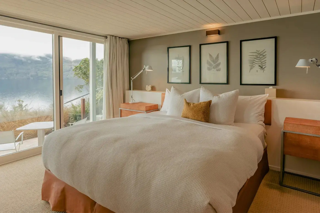 Double Suite with lake view (full double bed)
