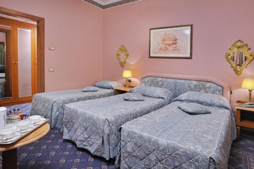Triple room (full double bed and single bed)