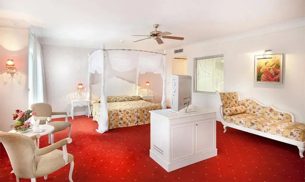 Laura Ashley Honeymoon Double room (full double bed)