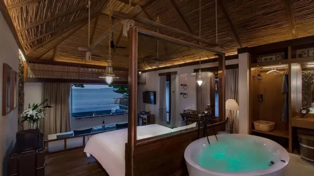 Double Pool Villa beachfront full double bed