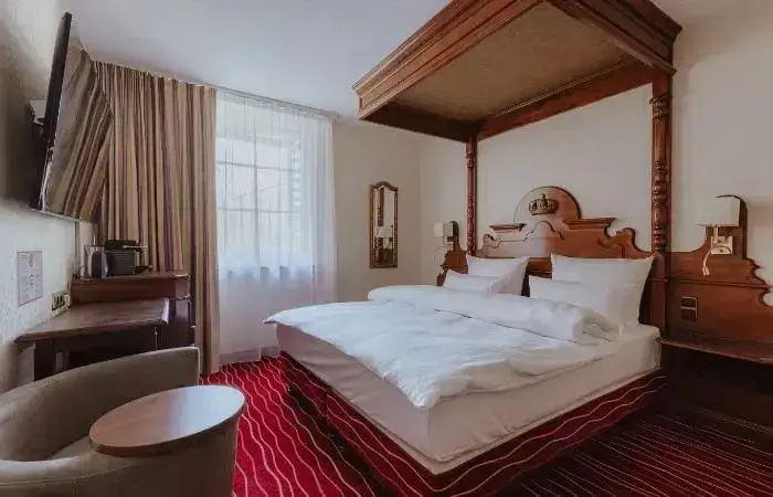 KING’s Double Club room (full double bed)