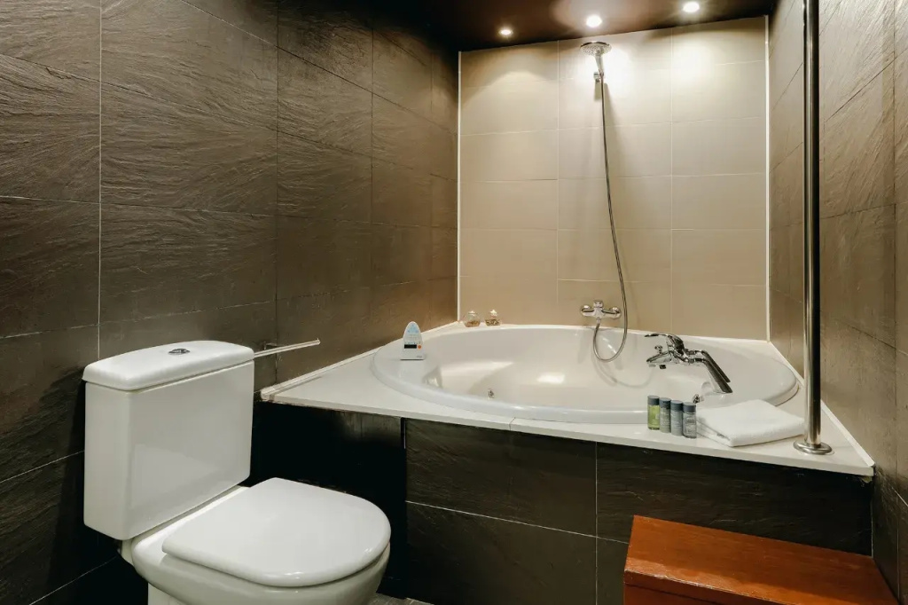 Double Suite with river view (full double bed)