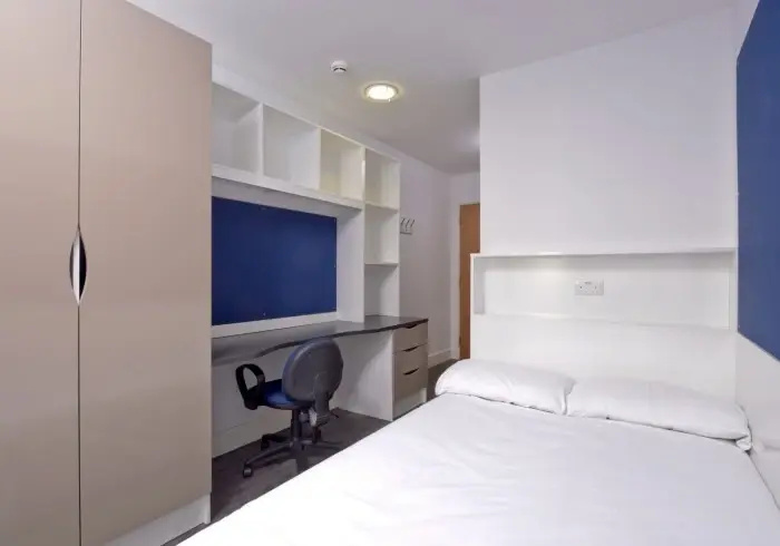 5 Bedrooms Apartment
