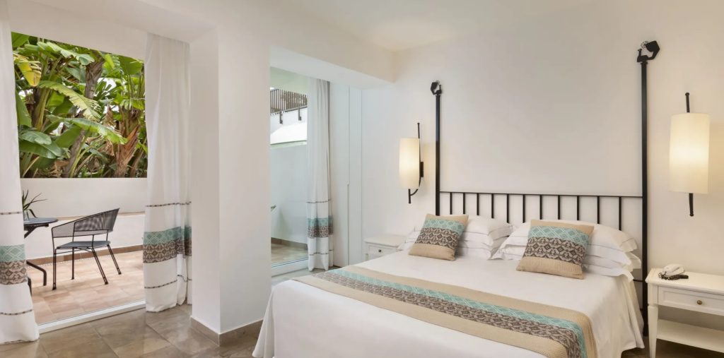 Classic Double room with garden view (full double bed)