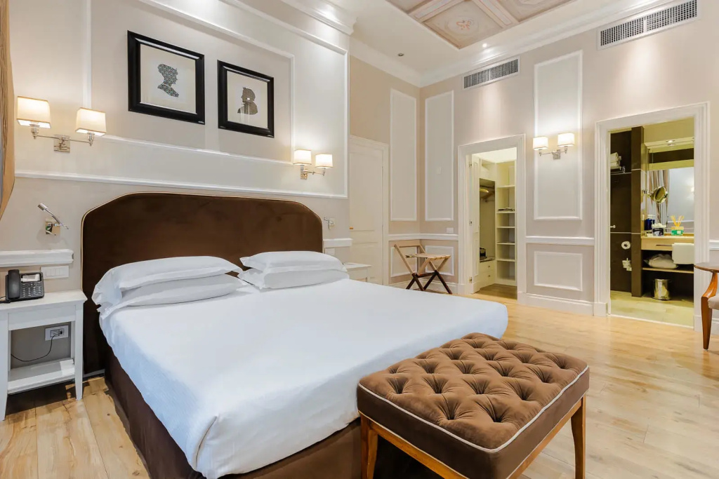 Prestige Executive with Frescoed Ceiling Double room with city view (full double bed)