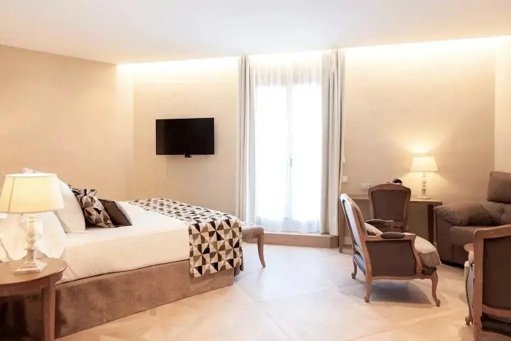Skyline Double Suite (full double bed)