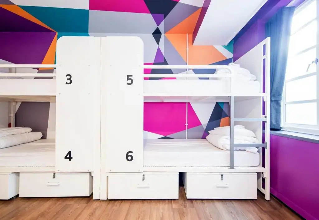 Sextuple room