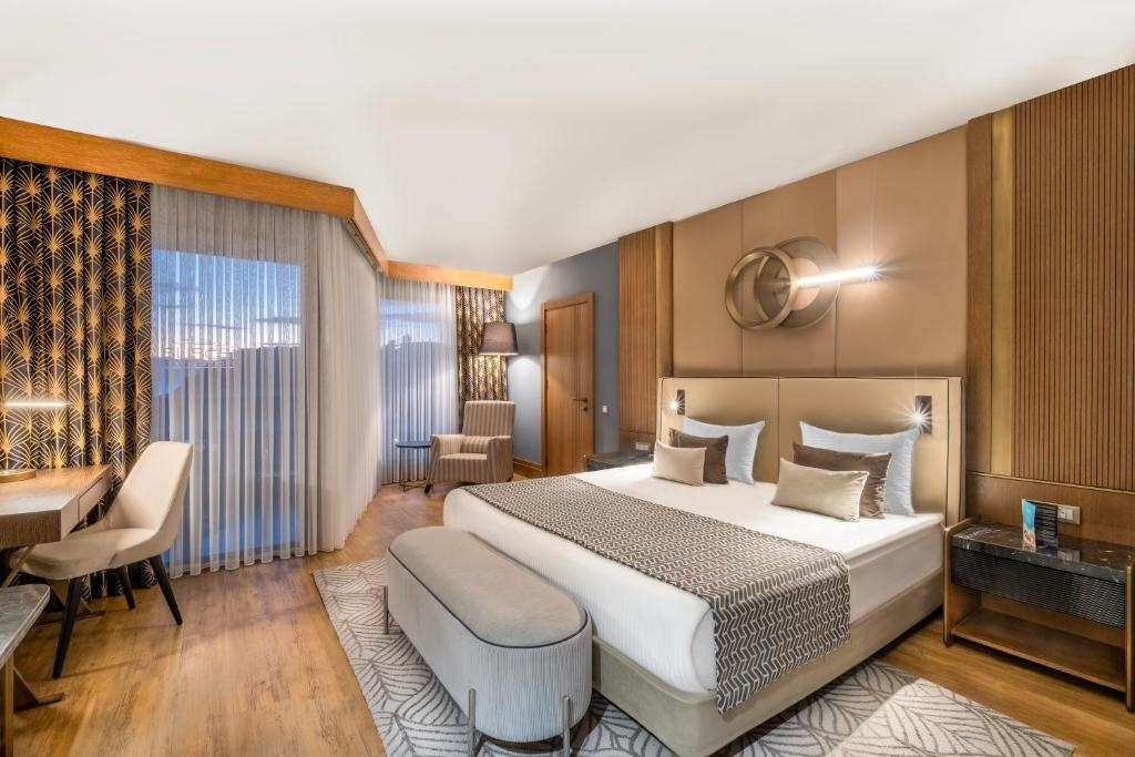 Senior Double Suite with sea view (full double bed)