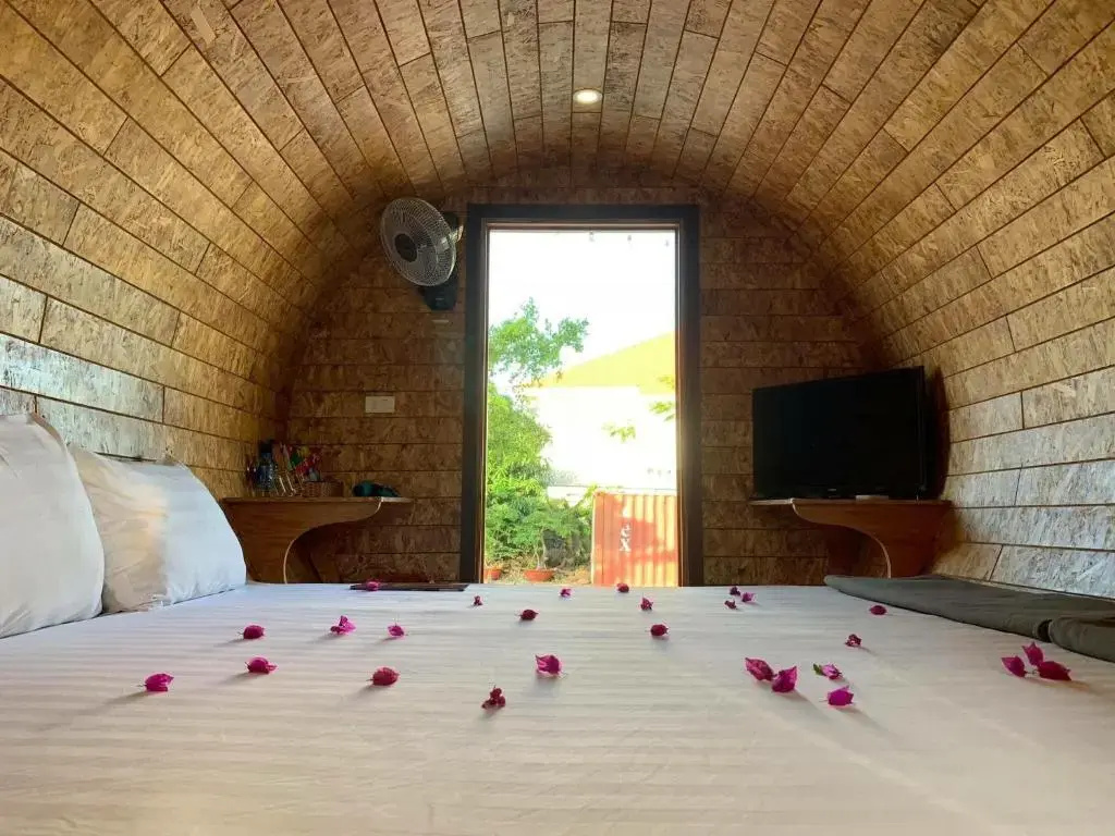 Circle Double room (full double bed)