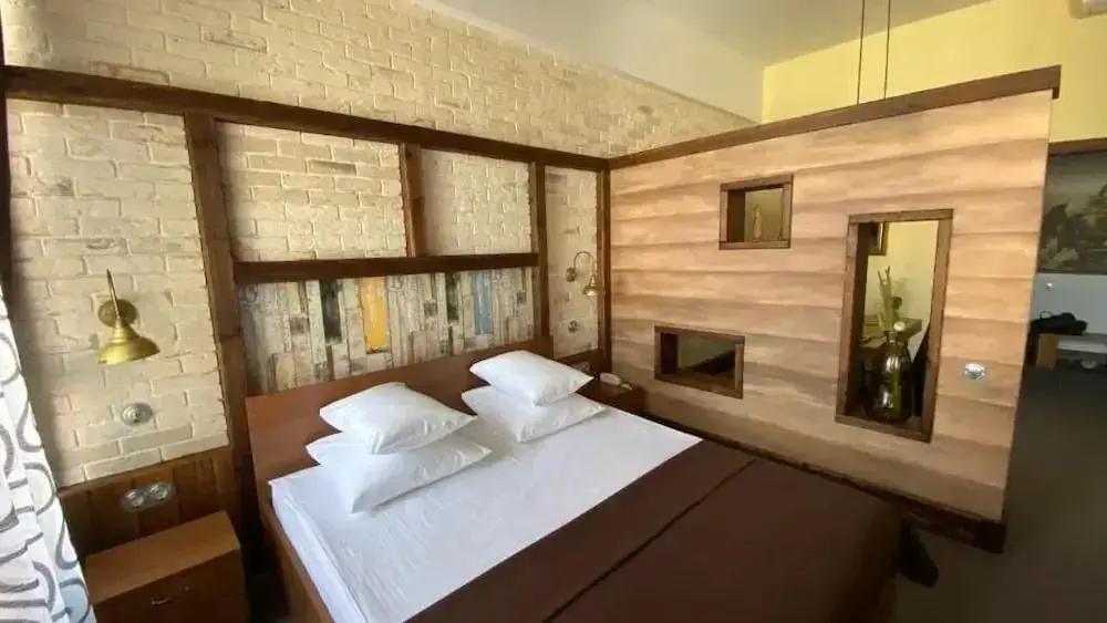 Double Suite full double bed