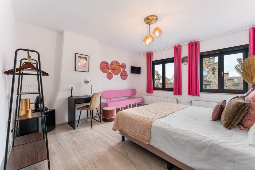 Oompa Loompa's Pink Chocolate Double room (full double bed)