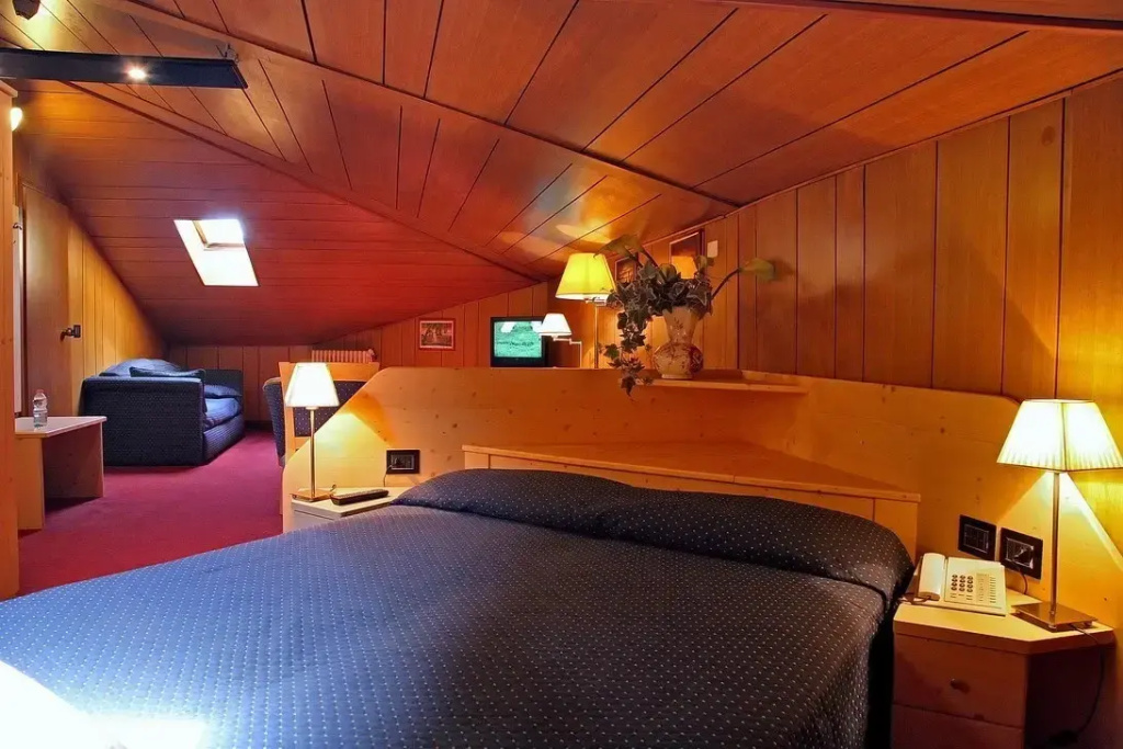 Large Double Attic room full double bed