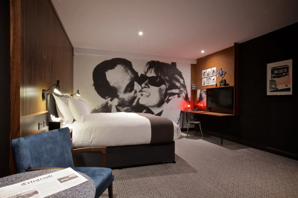 Snug (no window) Double room (twin beds)