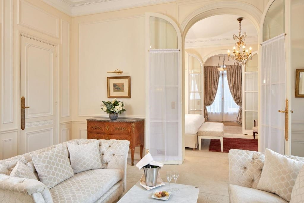 Arc de Triomphe Double Suite (full double bed)